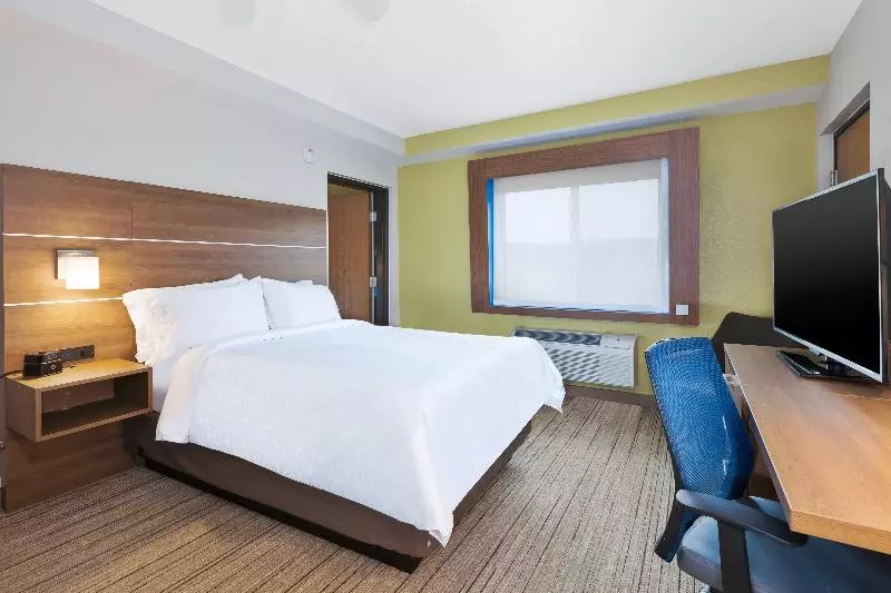 キングサイズベッドのスタンダードルーム, Holiday Inn Express Hotel & Suites Petoskey, An Ihg