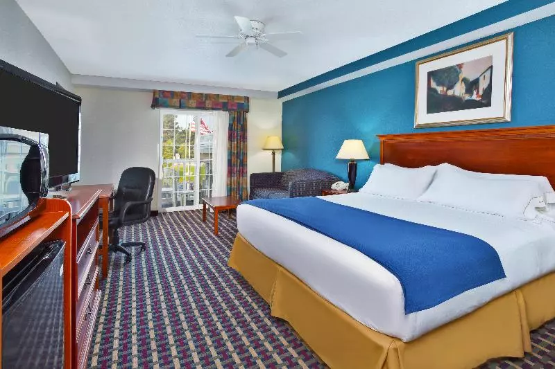 キングサイズベッドのスタンダードルーム, Holiday Inn Express Hotel & Suites Petoskey, An Ihg
