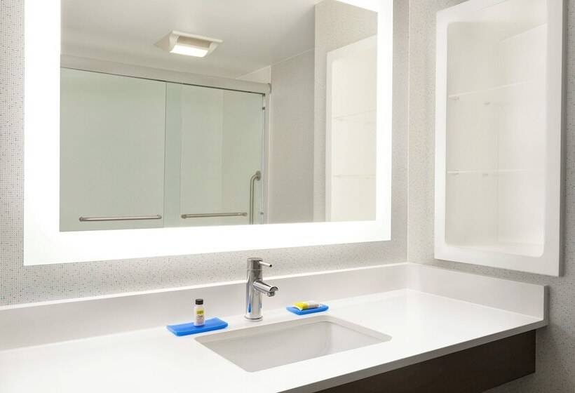 סוויטה מותאמת לאדם עם מוגבלויות, Holiday Inn Express Hotel & Suites Fort Myers East   The Forum, An Ihg