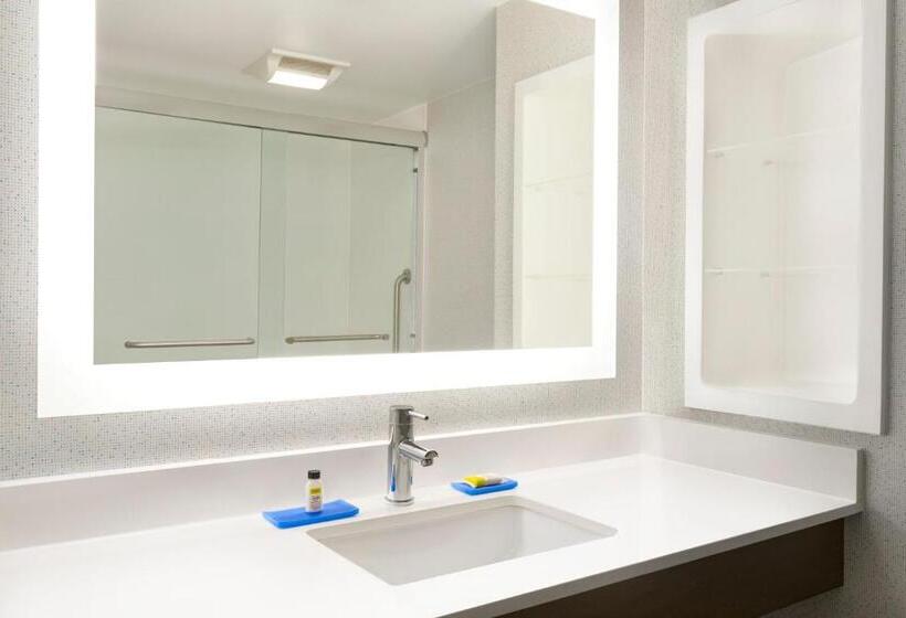 מיטת קינג בסוויטה, Holiday Inn Express Hotel & Suites Fort Myers East   The Forum, An Ihg