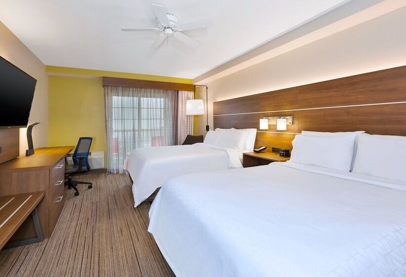 Номер Стандарт 2 Двуспальные Кровати, Holiday Inn Express Hotel & Suites Petoskey, An Ihg