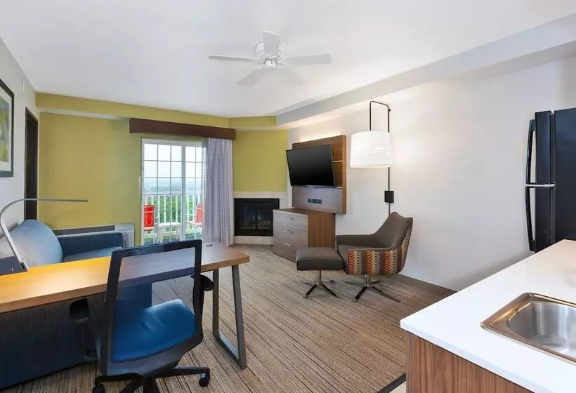 スイート, Holiday Inn Express Hotel & Suites Petoskey, An Ihg
