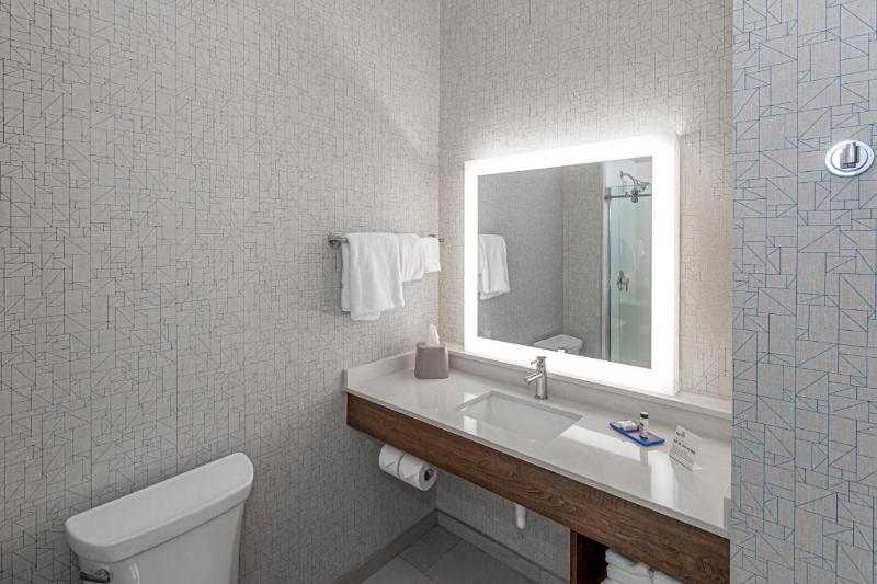 장애인을 위한 퀸사이즈 스탠다드 룸, Holiday Inn Express & Suites   Worthington, An Ihg