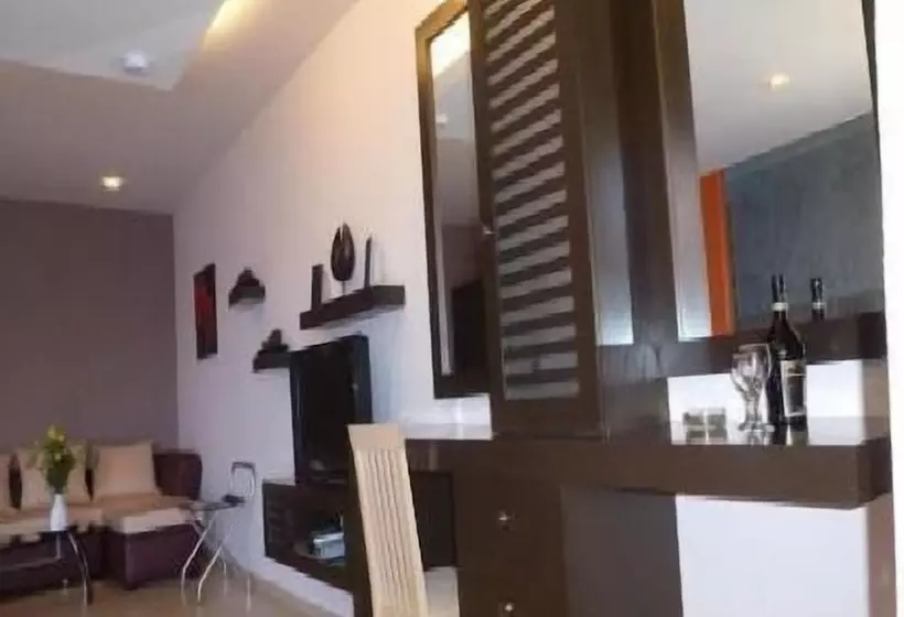 سوئیت جونیور با ماساژ آبی, Plaza