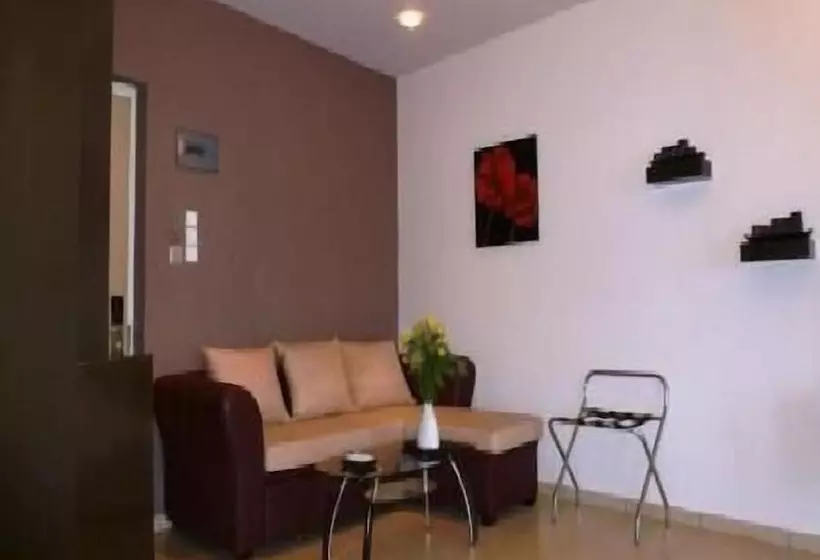 سوئیت جونیور با ماساژ آبی, Plaza