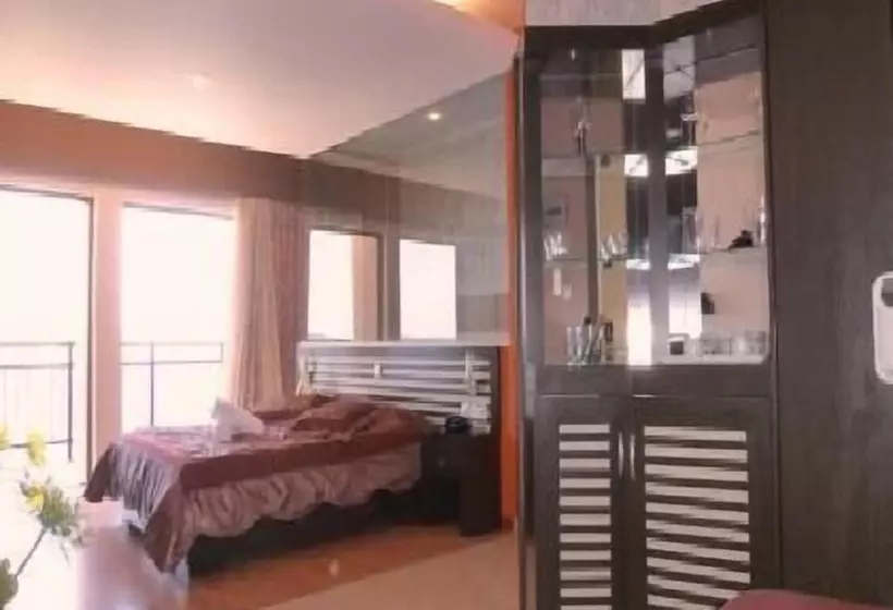 سوئیت جونیور با ماساژ آبی, Plaza