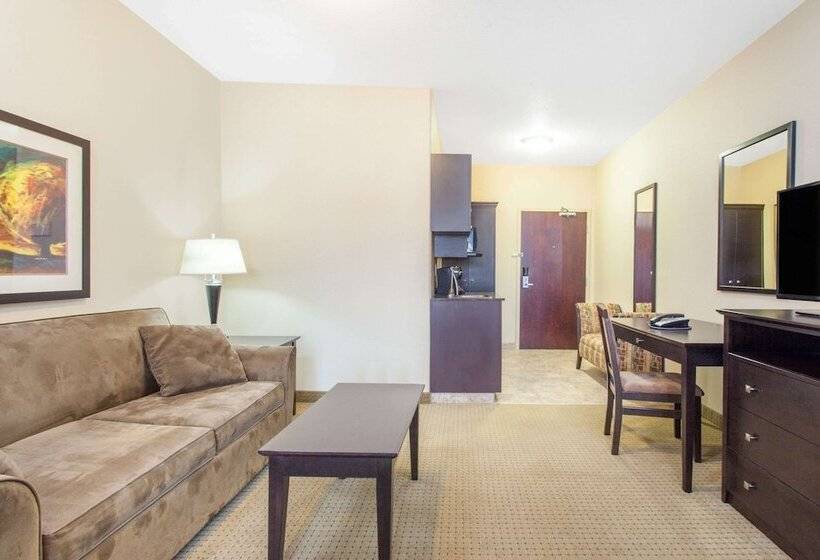 Люкс, Ramada By Wyndham Pincher Creek