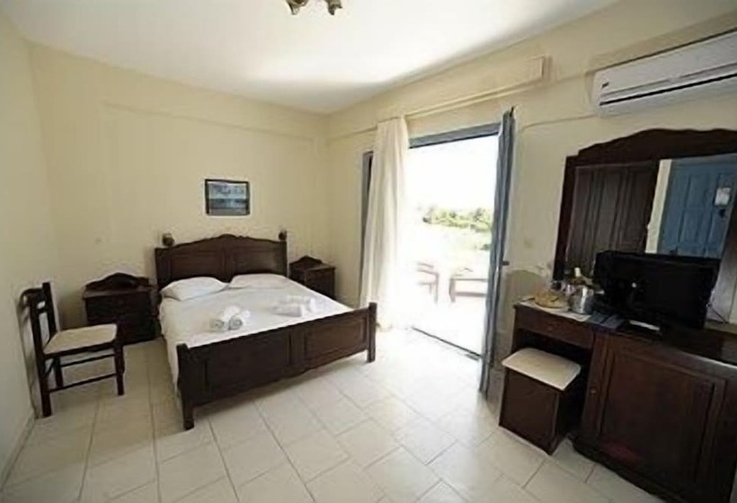 اتاق استاندارد سه نفره, Skiros Palace