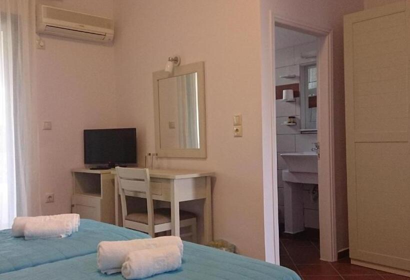 اتاق استاندارد سه نفره, Skiros Palace