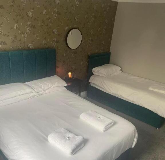 חדר סטנדרט לשלושה, The Fountain Inn & Riverside Restaurant