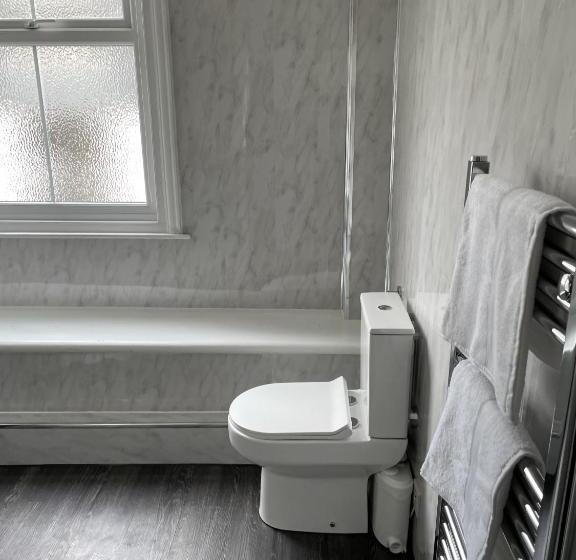 חדר סטנדרט לשלושה, The Fountain Inn & Riverside Restaurant