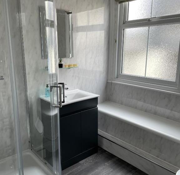 غرفة قياسية ثلاثية, The Fountain Inn & Riverside Restaurant