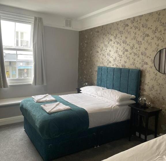 חדר סטנדרט לשלושה, The Fountain Inn & Riverside Restaurant