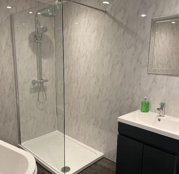 חדר דלוקס לארבעה, The Fountain Inn & Riverside Restaurant