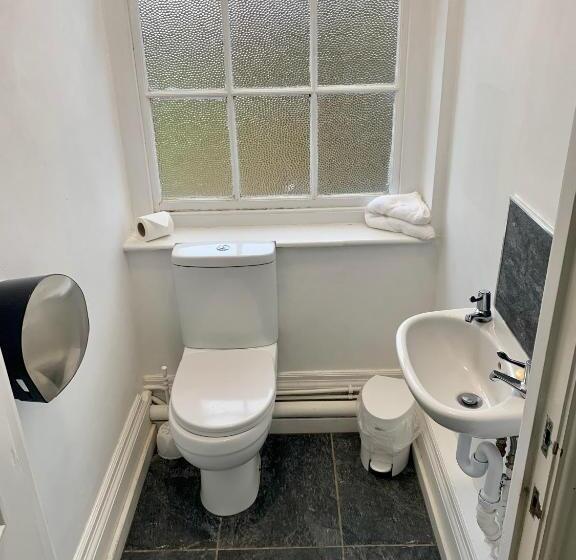 バス共有のスタンダードルーム, The Raven