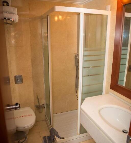 غرفة قياسية مطلّة علي حمام السباحة, Maritsas Hotel & Suites