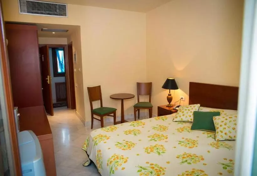 プールビュースタンダードルーム, Maritsas Hotel & Suites