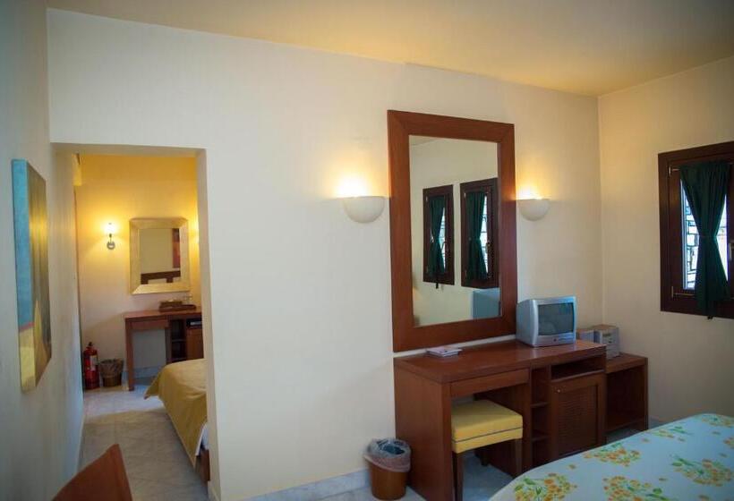 غرفة عائلية مطلّة علي حمام السباحة, Maritsas Hotel & Suites