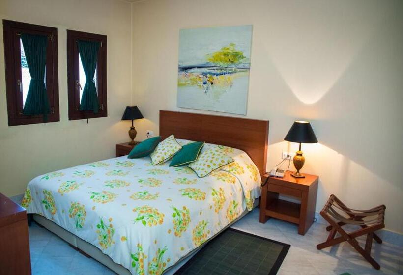 غرفة عائلية مطلّة علي حمام السباحة, Maritsas Hotel & Suites