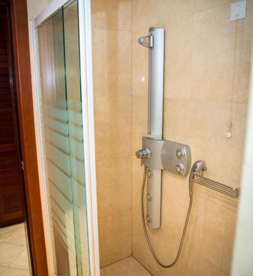 غرفة عائلية مطلّة علي حمام السباحة, Maritsas Hotel & Suites