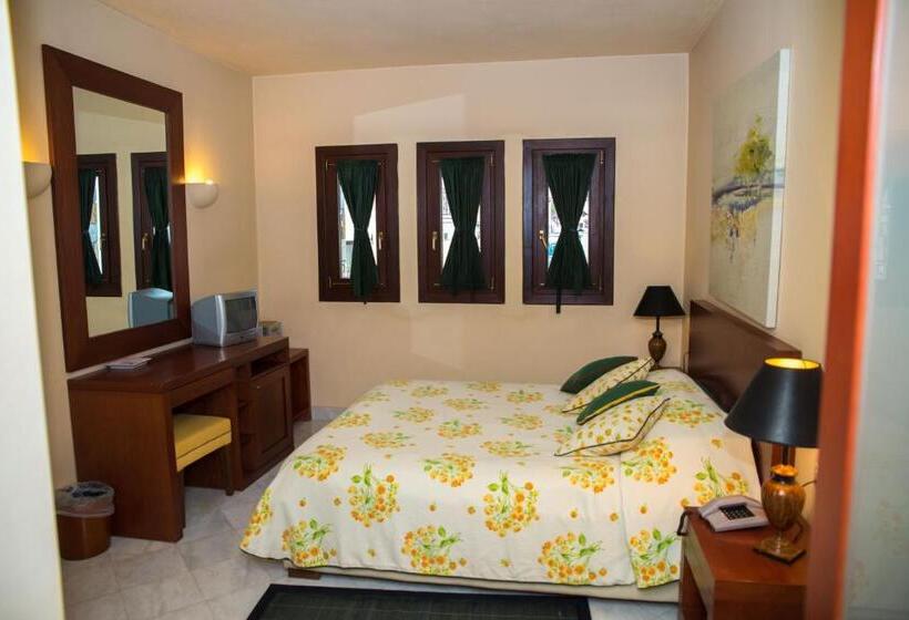 غرفة عائلية مطلّة علي حمام السباحة, Maritsas Hotel & Suites