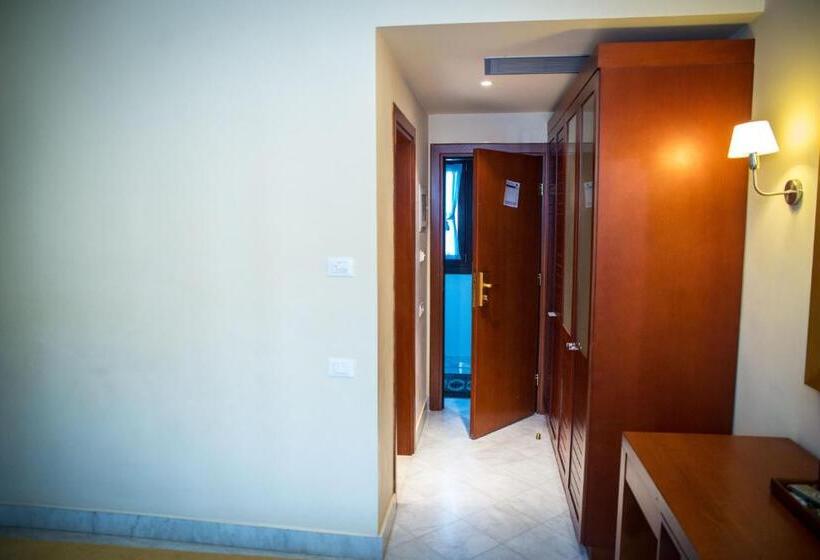 غرفة عائلية مطلّة علي حمام السباحة, Maritsas Hotel & Suites