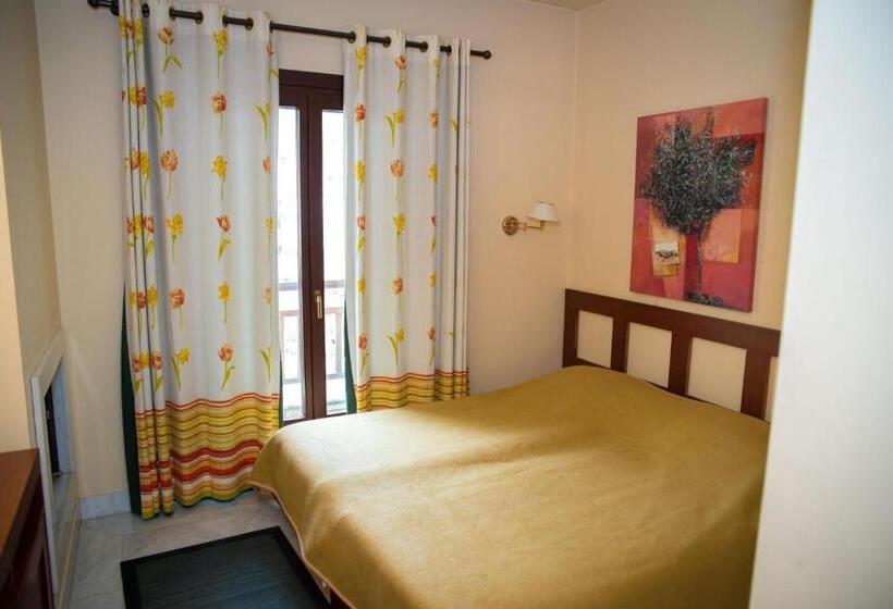 غرفة عائلية مطلّة علي حمام السباحة, Maritsas Hotel & Suites