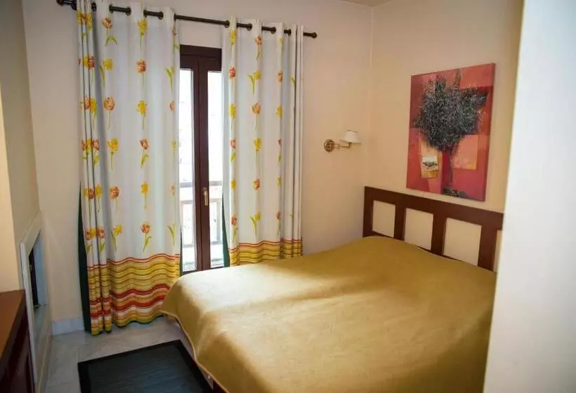 プールビューファミリールーム, Maritsas Hotel & Suites