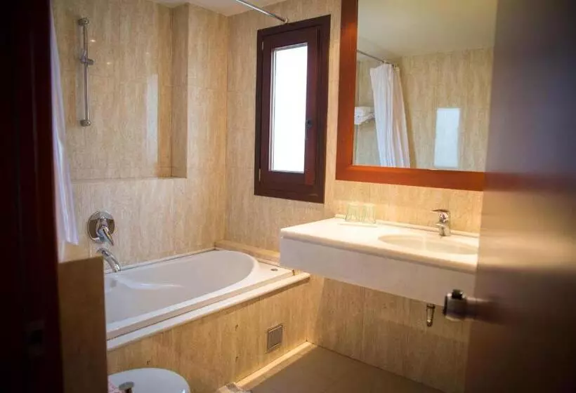 バスタブ付きスーペリアールーム, Maritsas Hotel & Suites
