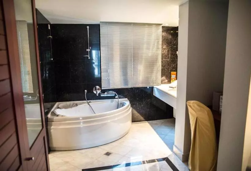 プールビュースイート, Maritsas Hotel & Suites