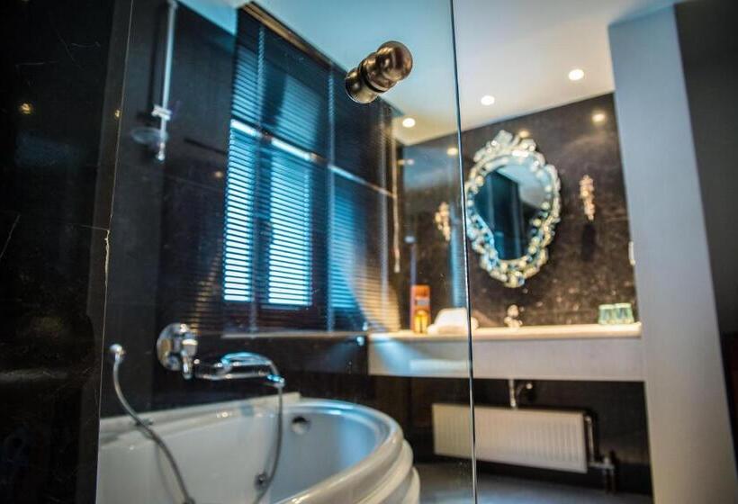 جناح مطلّ علي حمام السباحة, Maritsas Hotel & Suites