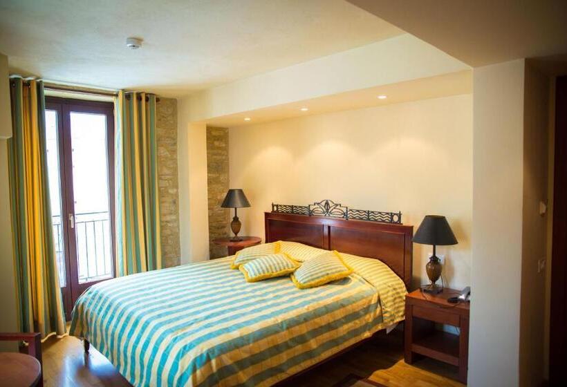 جناح جونيور, Maritsas Hotel & Suites