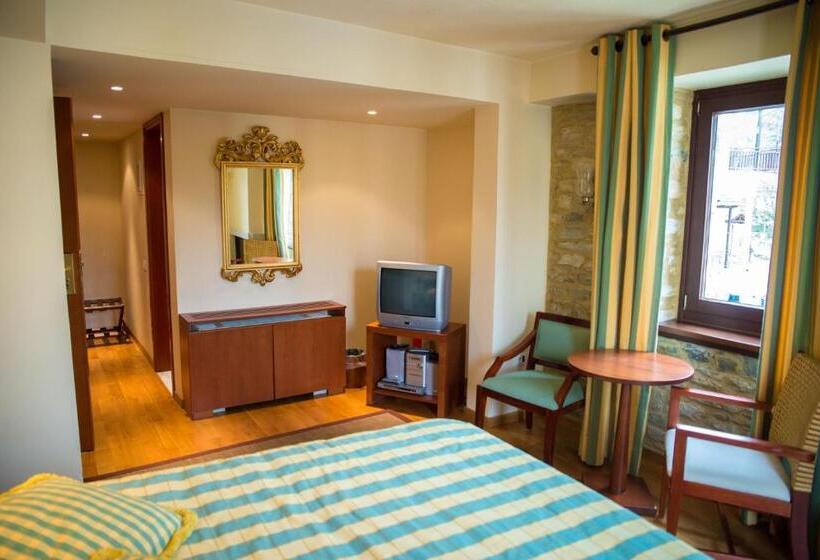 جناح جونيور, Maritsas Hotel & Suites