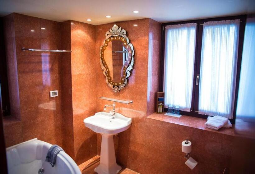 جناح جونيور, Maritsas Hotel & Suites