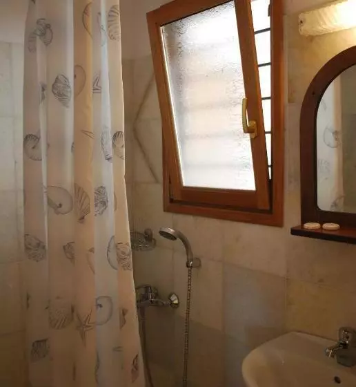 استودیوی استاندارد, Siroco S Rooms And Studios