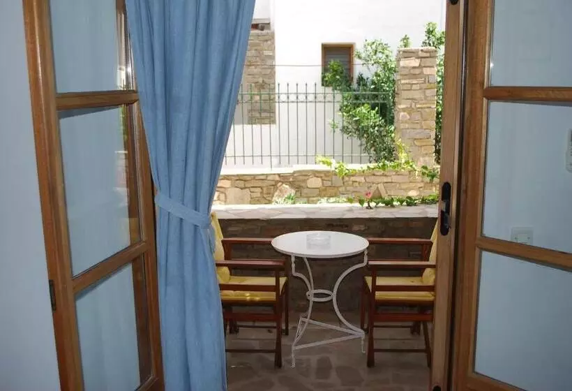 استودیوی استاندارد, Siroco S Rooms And Studios
