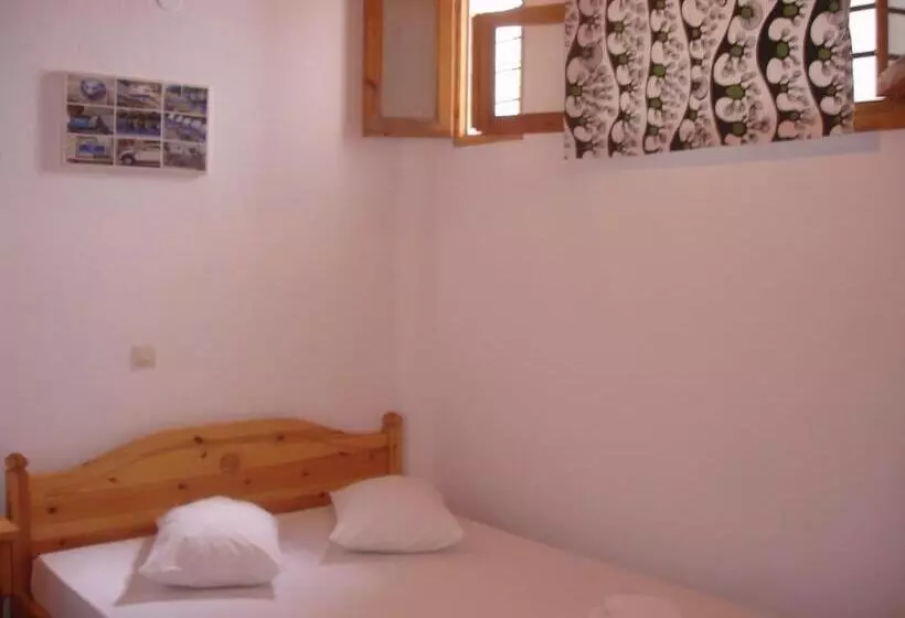 اتاق اکونومی, Siroco S Rooms And Studios