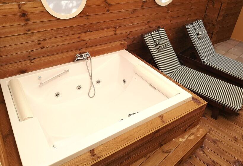 Люкс с гидромассажем, Elmi Beach Hotel & Suites