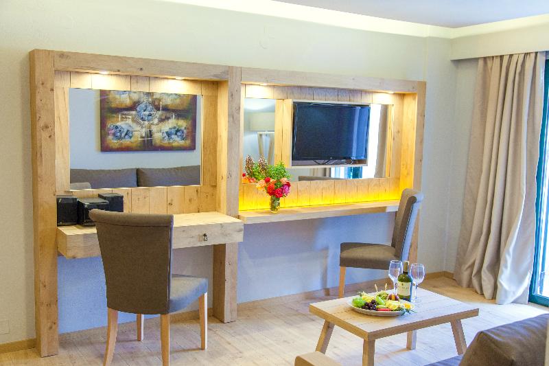سوییت, Elmi Beach Hotel & Suites
