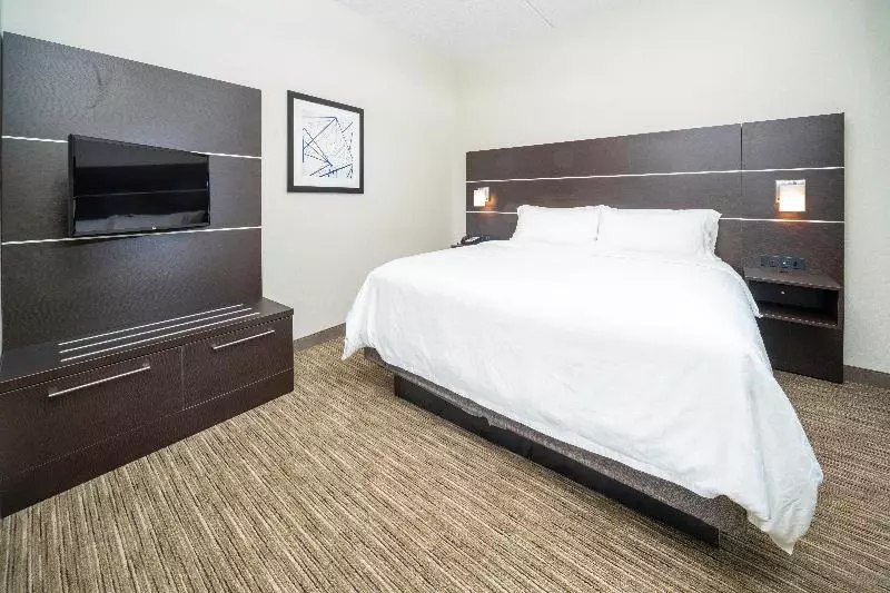 キングサイズベッドのスイートルーム, Holiday Inn Express Clayton Southeast Raleigh, An Ihg