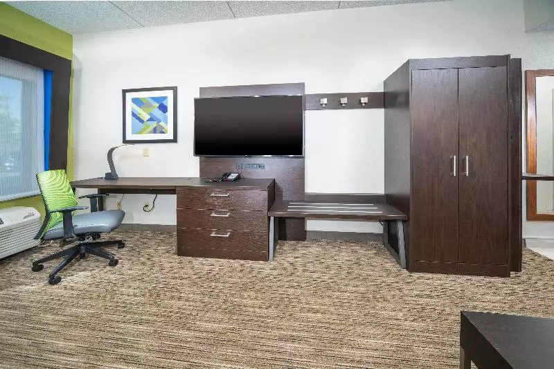 キングサイズベッドのスイートルーム, Holiday Inn Express Clayton Southeast Raleigh, An Ihg