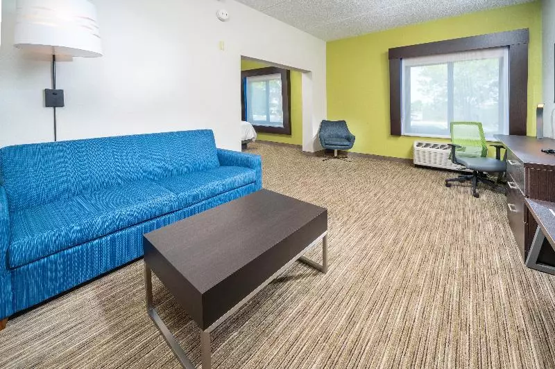 キングサイズベッドのスイートルーム, Holiday Inn Express Clayton Southeast Raleigh, An Ihg