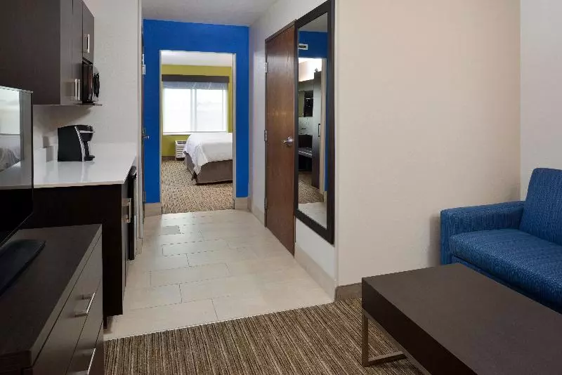 キングサイズベッドのスイートルーム, Holiday Inn Express & Suites Pueblo, An Ihg