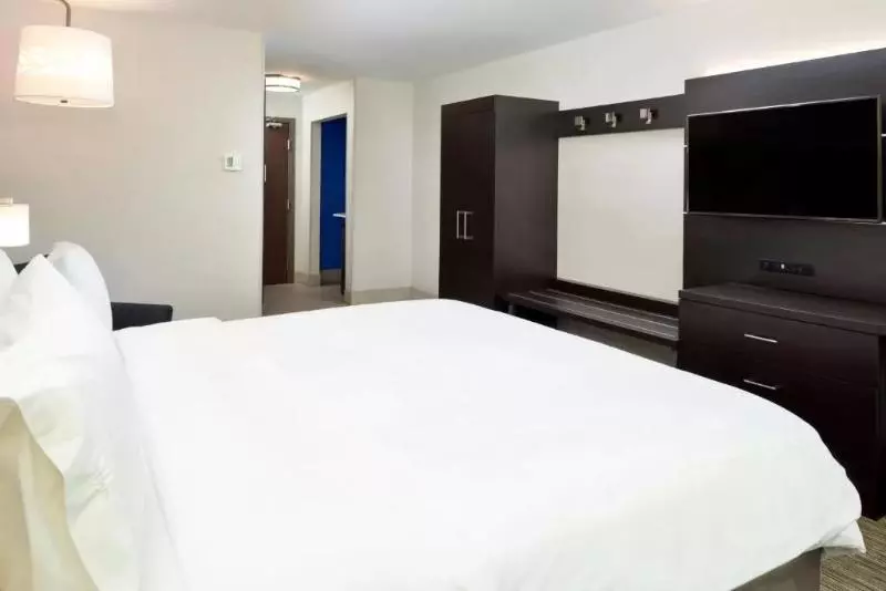 キングサイズベッドのスタンダードルーム, Holiday Inn Express & Suites Pueblo, An Ihg