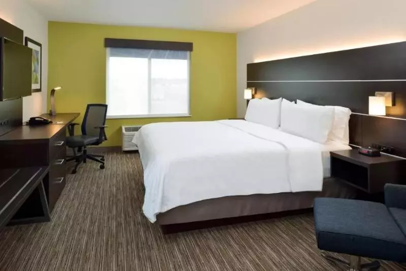 キングサイズベッドのスタンダードルーム, Holiday Inn Express & Suites Pueblo, An Ihg