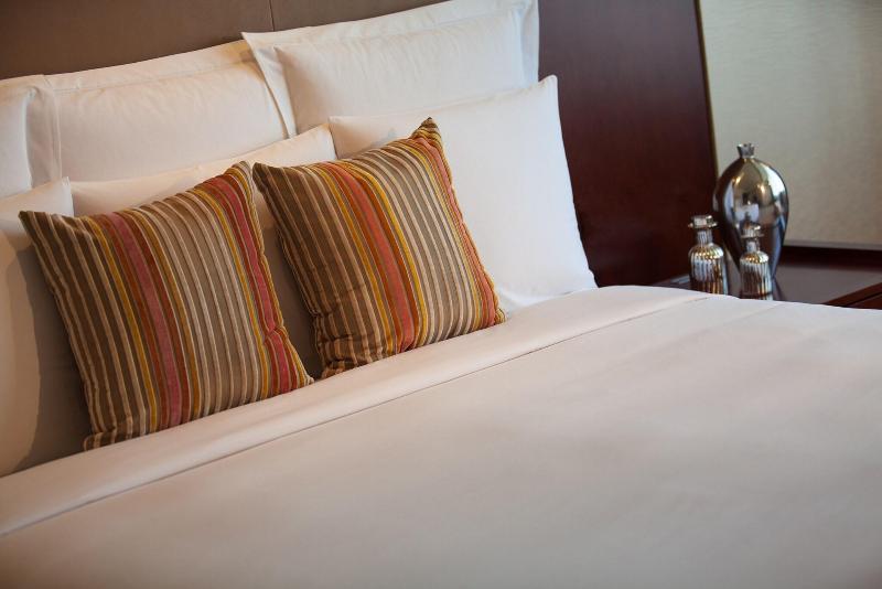 带大床的豪华间, Renaissance Tianjin Lakeview