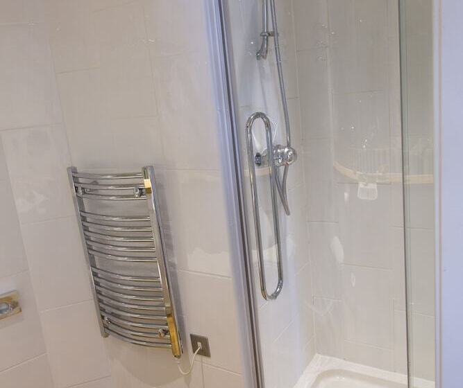 클래식 룸, The Red Lion