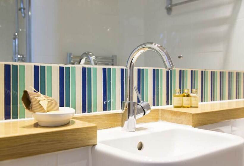 클래식 룸, The Red Lion