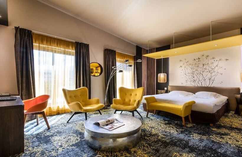 جناح جونيور, Best Western Aquakub