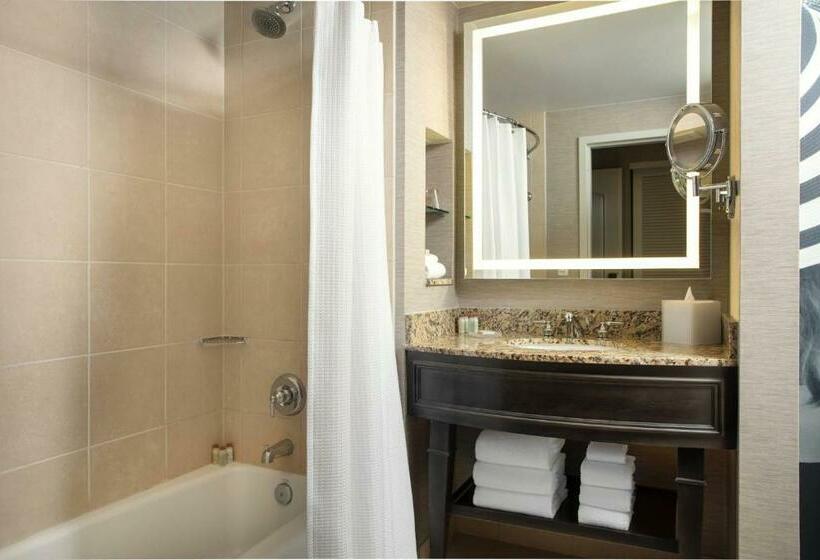 חדר סטנדרט עם מיטת קינג, Renaissance Tampa International Plaza